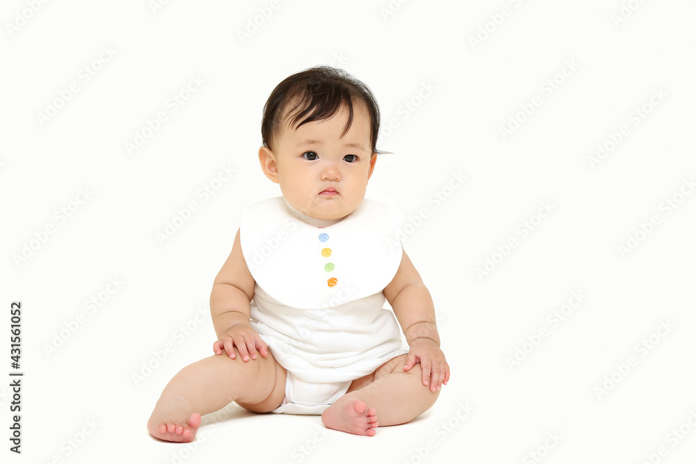白背景でお座りする女の子の赤ちゃん。成長,健康,元気,育児イメージ 白背景でお座りする女の子の赤ちゃん。成長,健康,元気,育児イメージ