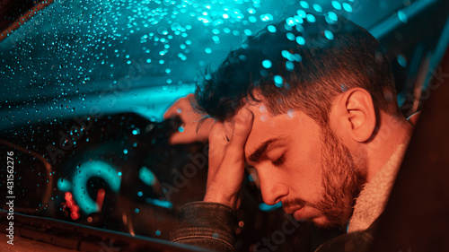 joven con problemas al volante
