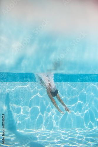Foto Young woman in a swimming pool performing some synchronized swimming drills