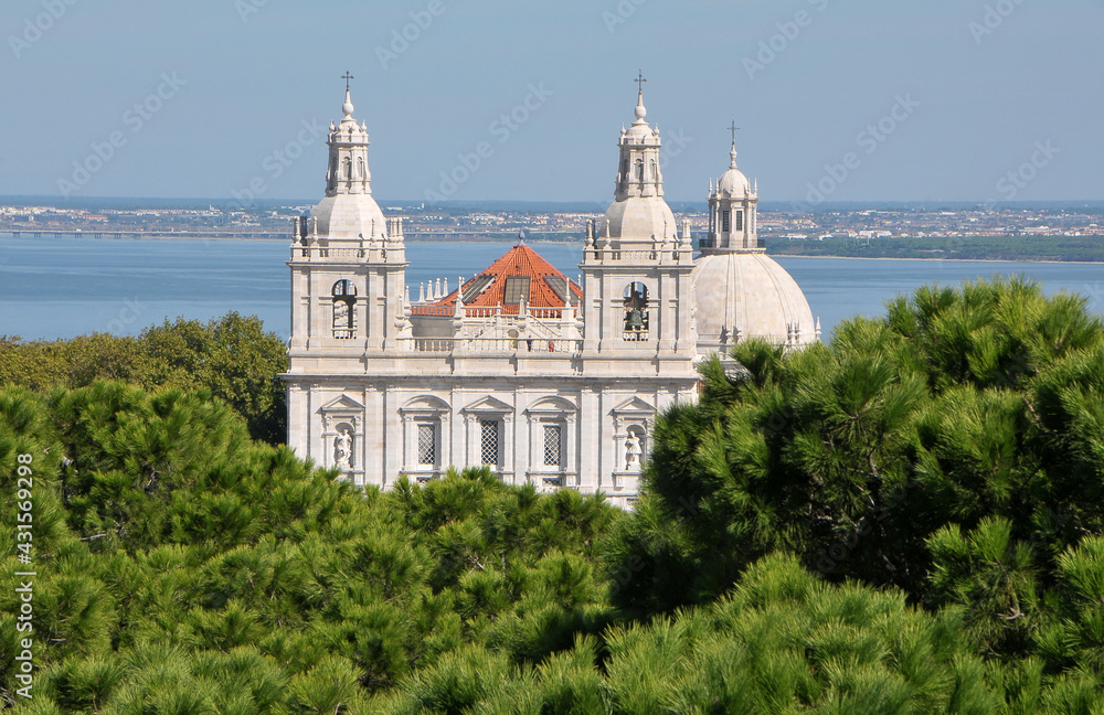 Iglesia de de San Vicente de Fora vista desde el castillo de San Jorge en la ciudad de Lisboa, Portugal