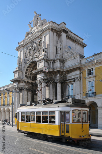 Tranvía y Arco de la Rua Augusta en la ciudad de Lisboa, Portugal
