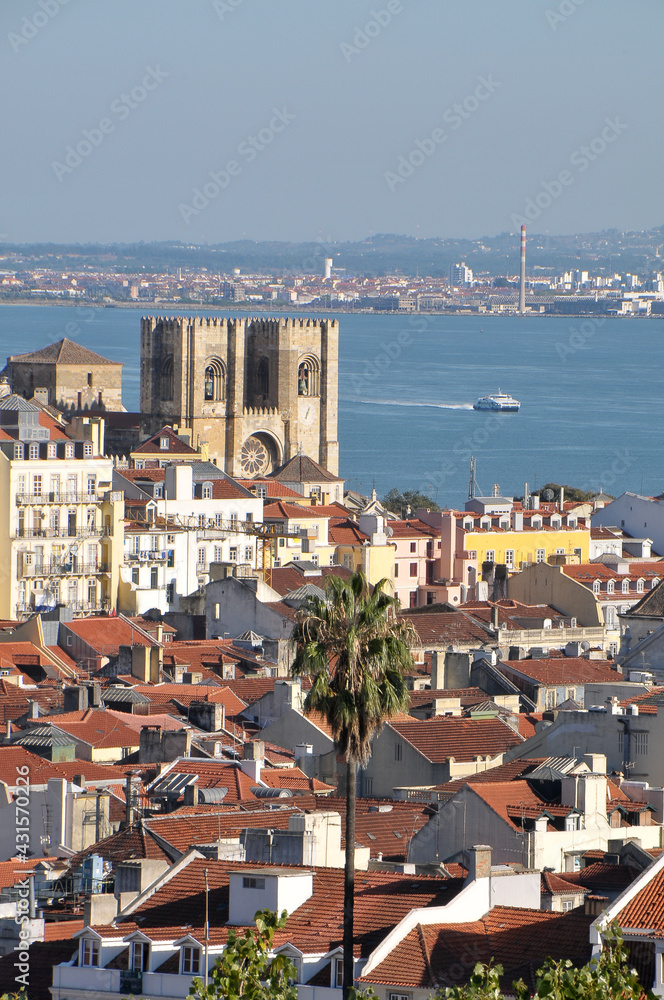 Vista panorámica de la ciudad comn la catedral de Sé y el río Tajo de Lisboa en Portugal