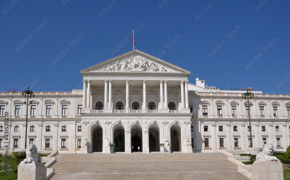 Fachada principal del edificio de la Asamblea de la República en la ciudad de Lisboa, Portugal