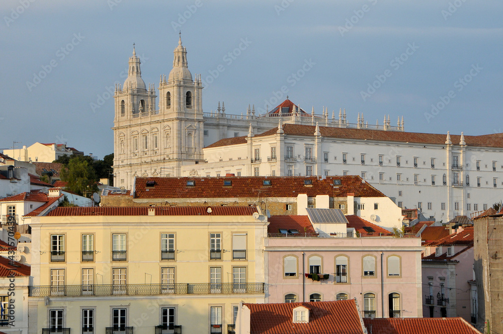 Barrio de Alfama e iglesia de de San Vicente de Fora en la ciudad de Lisboa capital de Portugal, al atardecer