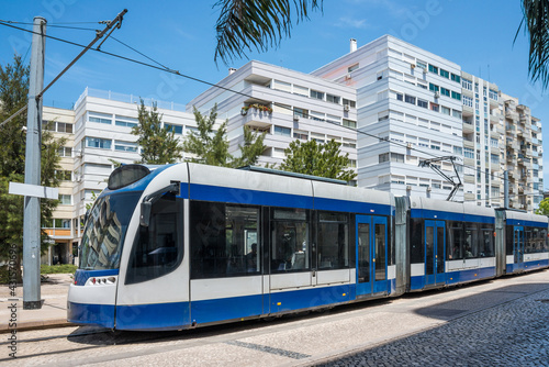 Tranvía en el barrio de Almada en la ciudad de Lisboa, Portugal