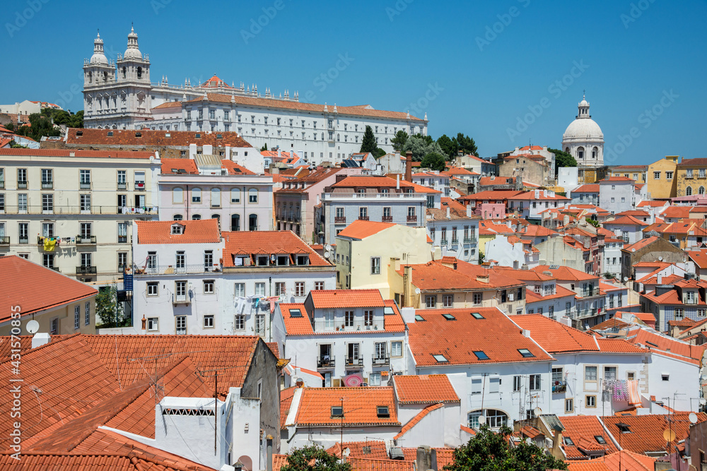 Vista del barrio de Alfama desde el centro histórico de Lisboa, Portugal