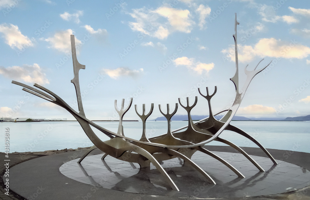 Obraz na płótnie The Sun Voyager by Jón Gunnar Árnason, a large steel ship sculpture along the Reykjavik Sculpture and Shore Walk, Iceland w salonie