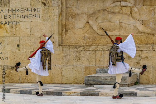 Fototapeta Naklejka Na Ścianę i Meble -  Evzon Guards, Syntagma Square, Athens
