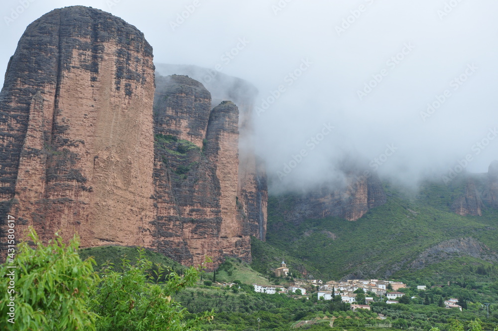 pueblo en montaña