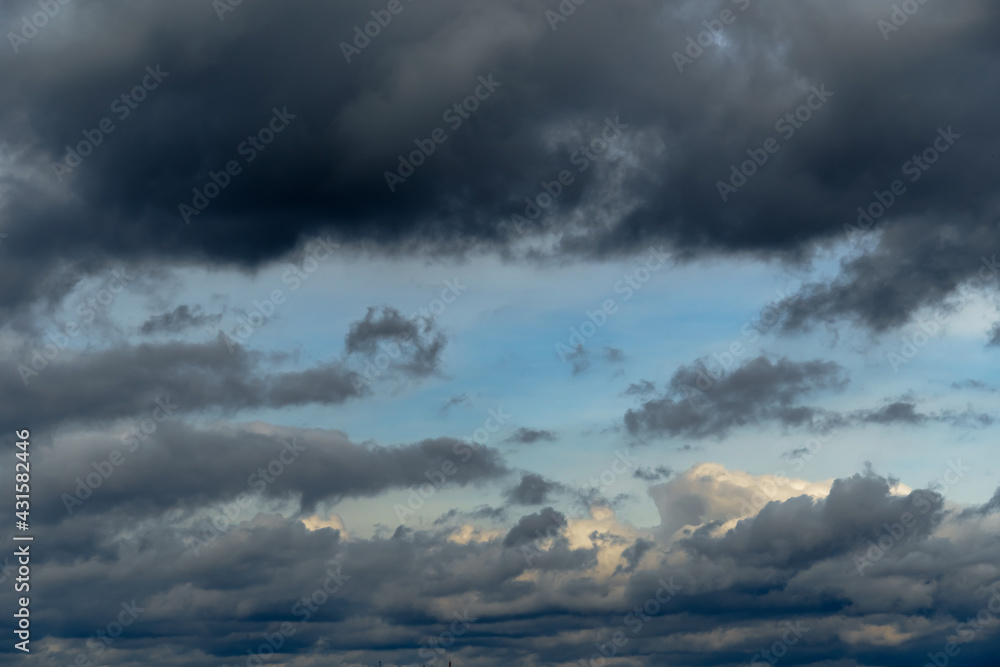 Obraz premium beautiful dark dramatic sky with stormy clouds before the rain