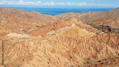 Skazka kanion w Kirgistanie. Piaskowe góry na tle morza