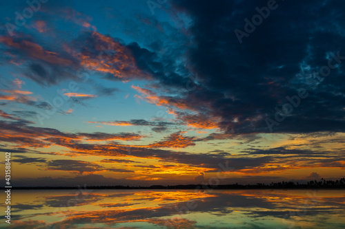 Reflexo do pôr-do-sol na praia de Serrambi.