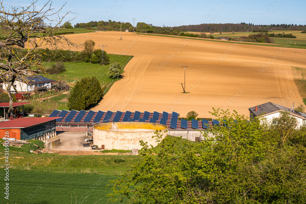 Landwirtschaftlicher Betrieb mit Solardächern