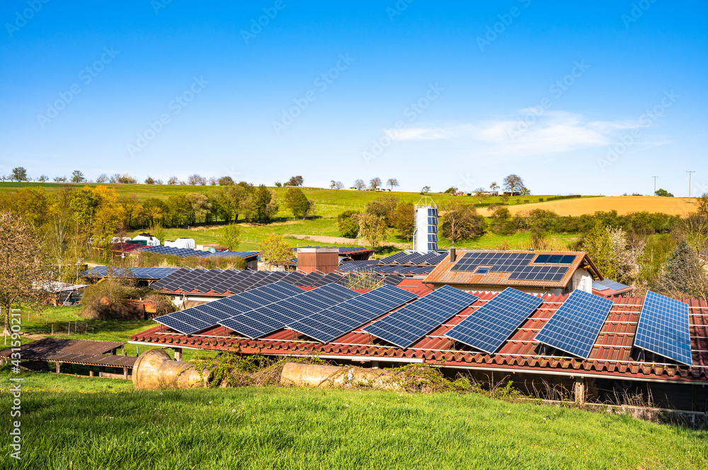 Moderner landwirtschaftlicher Betrieb mit Solardächern