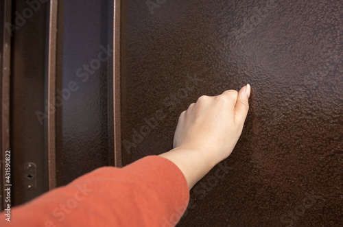 Billede på lærred woman knock on the door