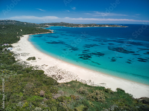 La bellissima Spiaggia di Liscia Ruia, mare color smeraldo , vegetazione e natura selvaggia, Sardegna © Alien
