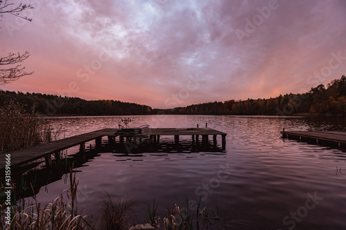 Pochmurne niebo nad jeziorem nocą © Przemysaw