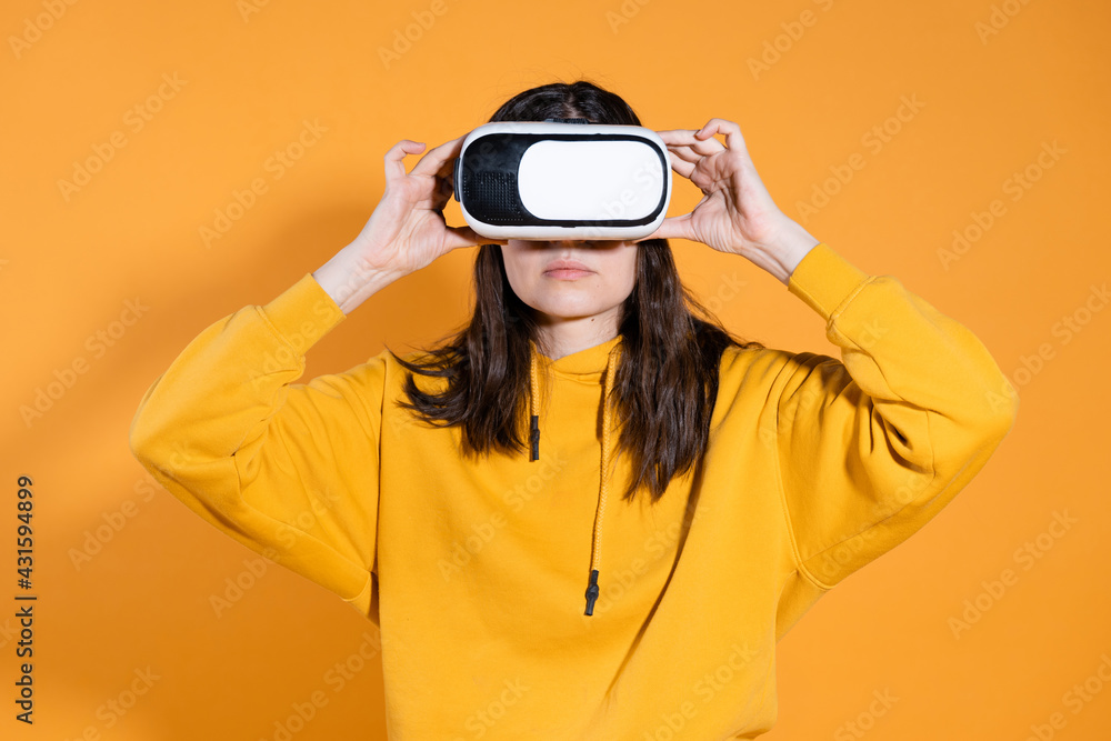 Immersion in cyberspace, virtual reality and the user. Immersion in cyberspace, virtual reality and the user.