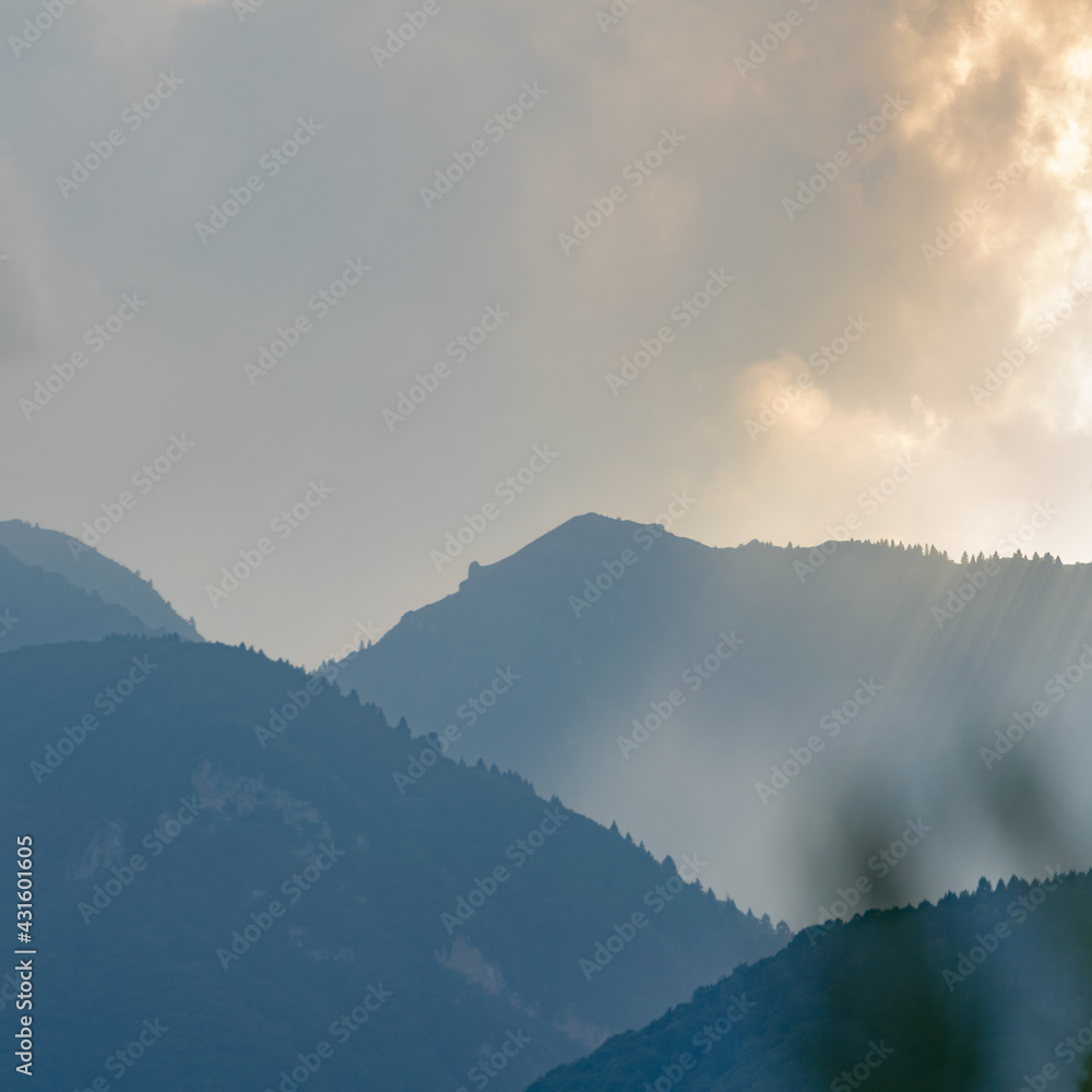 Berge im Nebel