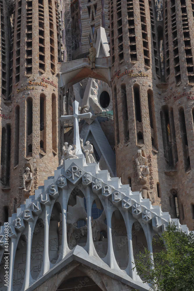 Espagne - Barcelone - La Sagrada Familia - Détail de la Croix sur la façade Passion