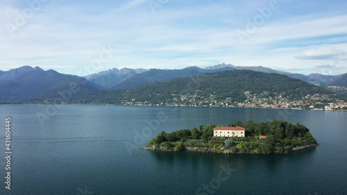 L'île Isola Madre (Isola Maggiore) dans les Îles Borromées sur le lac Majeur et la ville de Verbano dans le Piémont, en Italie, en drone et à l'été lors d'une journée sous le Soleil. photo