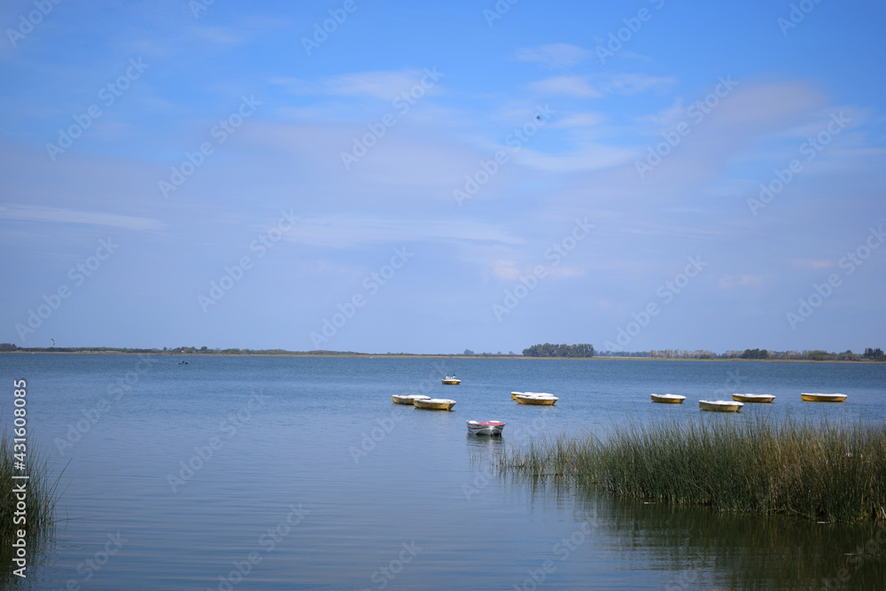 agua canoas lago cielo barcas naturaleza