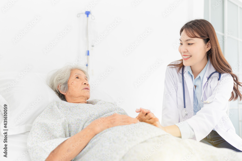Obraz premium close up patient, doctor screening old asian patient, elderly health check up , they talk about symptoms together, doctor holding hand of patient, palliative care