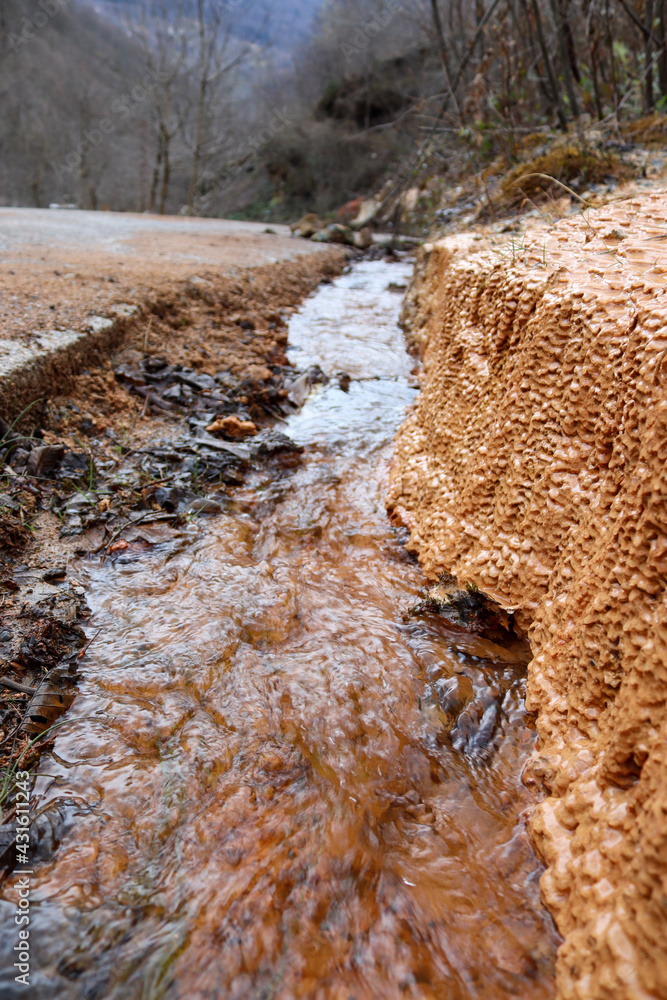 Obraz premium mountain stream in winter