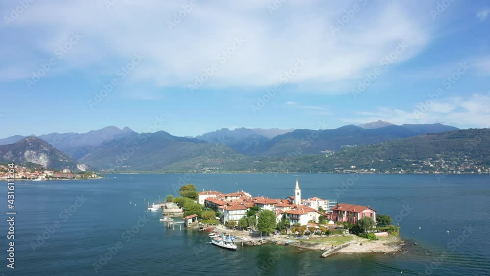L'île des pêcheurs (Isola dei Pescatori ou Isola Superiore) et la ville de Baveno dans les Îles Borromées sur le lac Majeur dans le Piémont, en Italie, en drone et à l'été