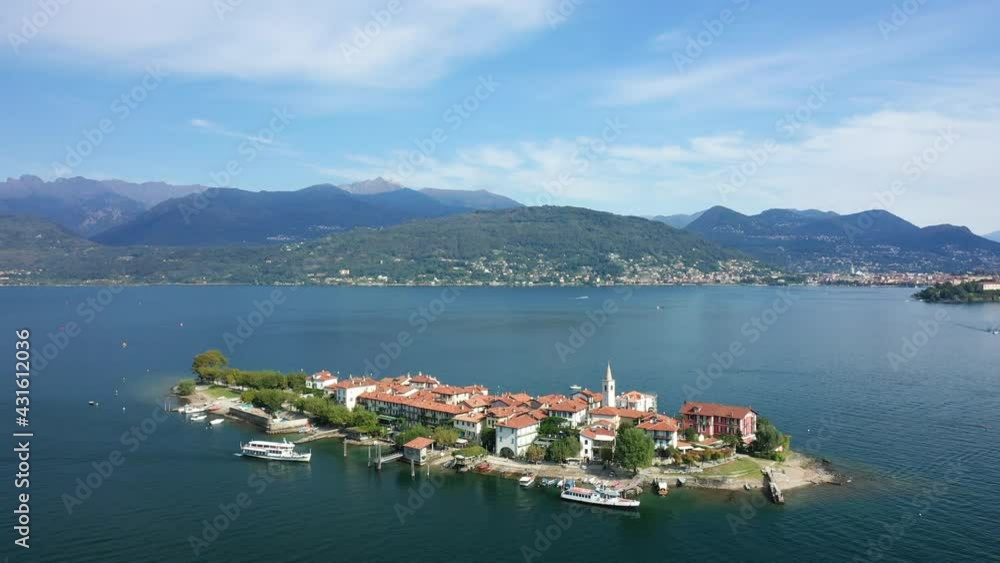 L'île des pêcheurs (Isola dei Pescatori ou Isola Superiore) et l'île Isola Madre (Isola Maggiore) dans les Îles Borromées sur le lac Majeur dans le Piémont, en Italie, en drone et à l'été lors d'une j