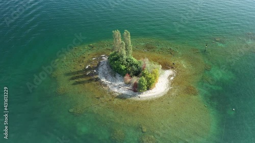 L'Îlot de la Malghera (Isola della Malghera) dans les Îles Borromées sur le lac Majeur photo