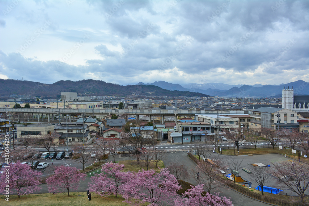 Obraz premium 眞田神社から見た上田市の街並み