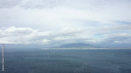 La baie de Naples, le volcan Vésuve et la mer tyrrhénienne en Europe, en Italie, en Campanie, dans la province de Salerne photo