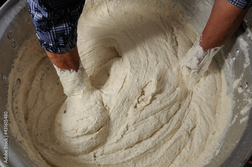 amasando masa de maiz para tamales 