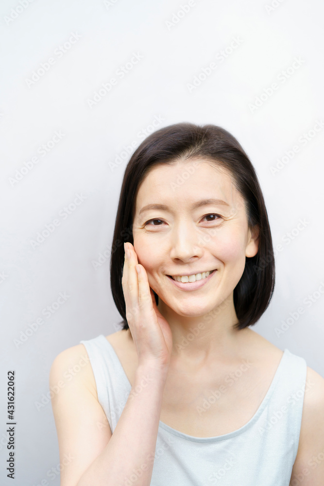 顔を触る日本人女性(40-50代のイメージ) 顔を触る日本人女性(40-50代のイメージ)