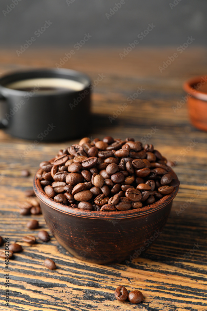 Bowl with coffee beans on wooden background - obrazy, fototapety, plakaty 
