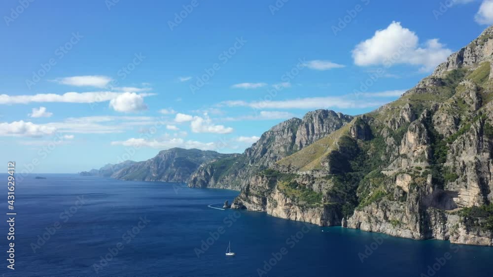 Les falaises escarpées de la côte amalfitaine vers la ville de Positano en Europe, en Italie, en Campanie, dans la province de Salerne Les falaises escarpées de la côte amalfitaine vers la ville de Positano en Europe, en Italie, en Campanie, dans la province de Salerne