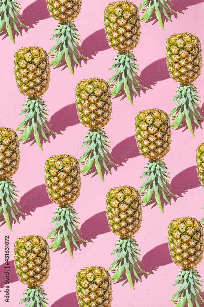 Fototapeta Moda. Wzór z hipsterką Ananas w okularach przeciwsłonecznych i szaliku, stylowe owoce. Minimalna koncepcja tropikalnych lato. Koncepcja modne wakacje twórczej sztuki. Letni nastrój kolorystyczny, owoc ananasa