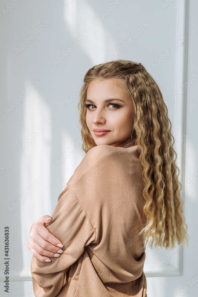 Cabelo Longo Bonito Cabelo Modelo De with Blonde Curly Da Mulher Foto de  Stock - Imagem de cabeleireiro, beleza: 85704568