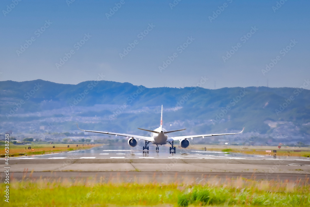 Fototapeta premium 離陸しようとする飛行機の後ろ姿；大阪国際空港での飛行機離陸イメージ