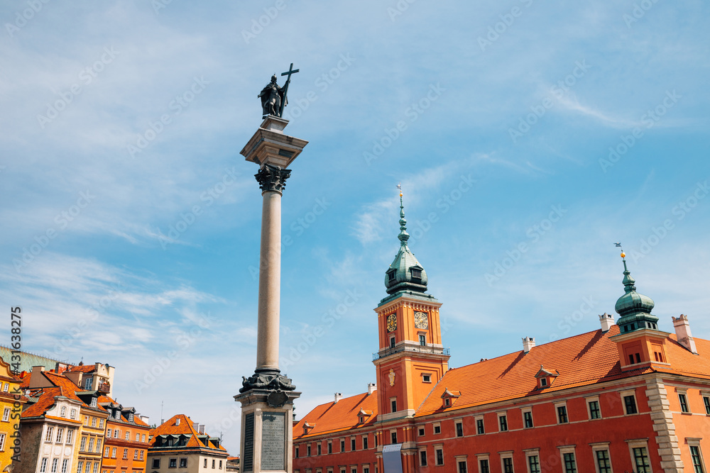 Obraz premium Warsaw old town. Sigismund's Column and Royal Castle in Warsaw, Poland