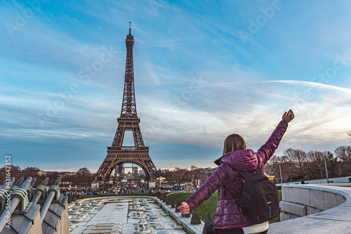 Young girl on vacation in paris with the Eiffel tower in the background © Adolf