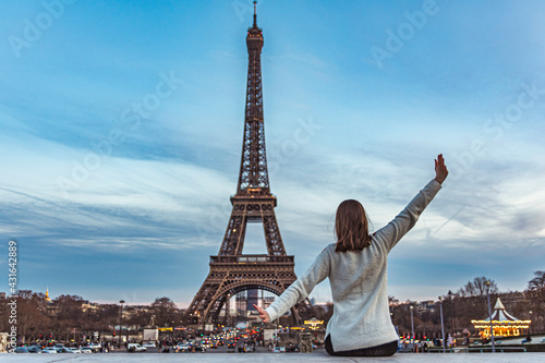 Young girl on vacation in paris with the Eiffel tower in the background © Adolf
