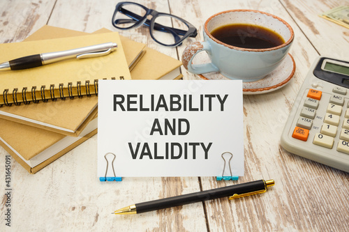 Canvastavla A sign with the inscription Reliability and Validity on the table