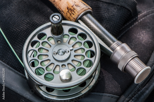Freshwater sports fishing / Fly Fishing Reel / 5 weight popular for beginners or veterans, good for streams, river and ponds