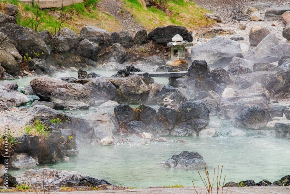 Fototapeta premium 温泉が湧き出る公園
