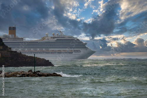 cruise ship in the gulf of la spezia © manola72