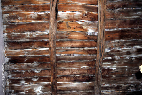 Antico soffitto con travi di legno photo