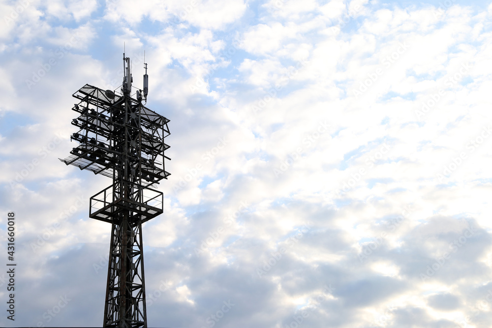Obraz premium transmitter tower against a cloudy sky
