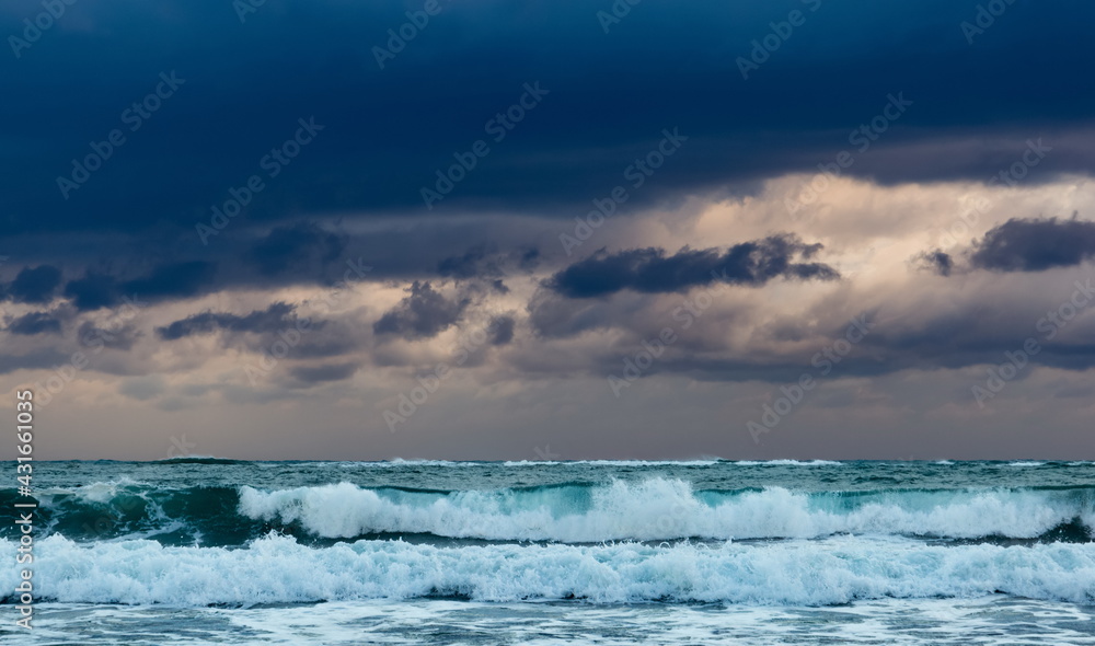 Obraz premium Sea waves in mediterranean sea during storm.